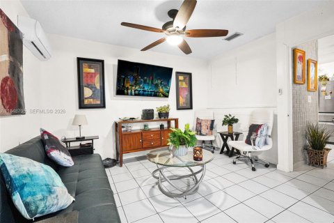 Villa ou maison à vendre à Miami, Floride: 3 chambres, 131.92 m2 № 2004813 - photo 16