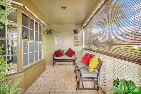 Villa ou maison à vendre à Miami, Floride: 3 chambres, 131.92 m2 № 2004813 - photo 4