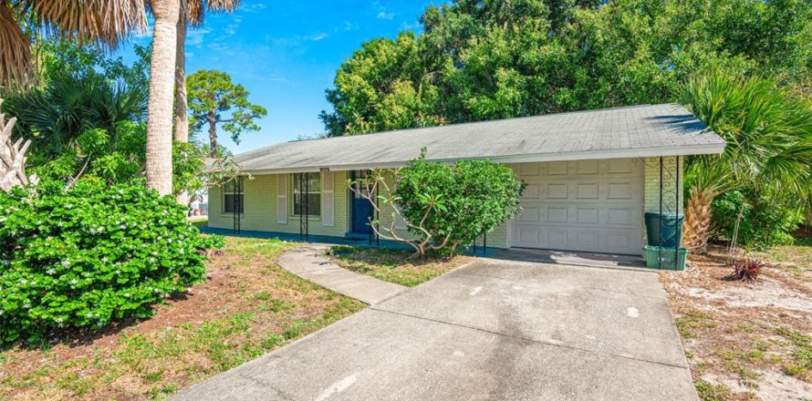 House in Tarpon Springs, Florida 3 bedrooms, 88.26 sq.m. № 1613815