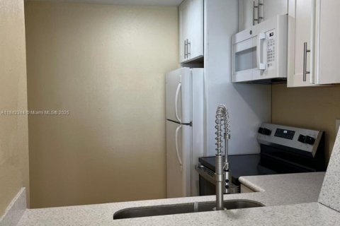 Снять в аренду кондоминиум в Майами, Флорида 1 спальня, 76.74м2, № 1957826 - фото 6