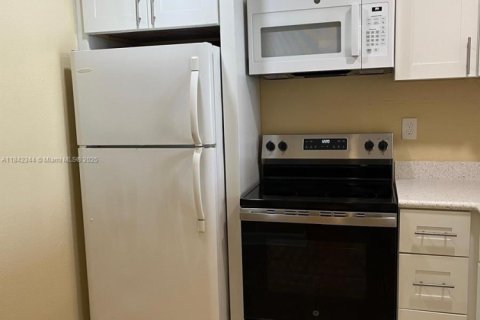 Снять в аренду кондоминиум в Майами, Флорида 1 спальня, 76.74м2, № 1957826 - фото 3