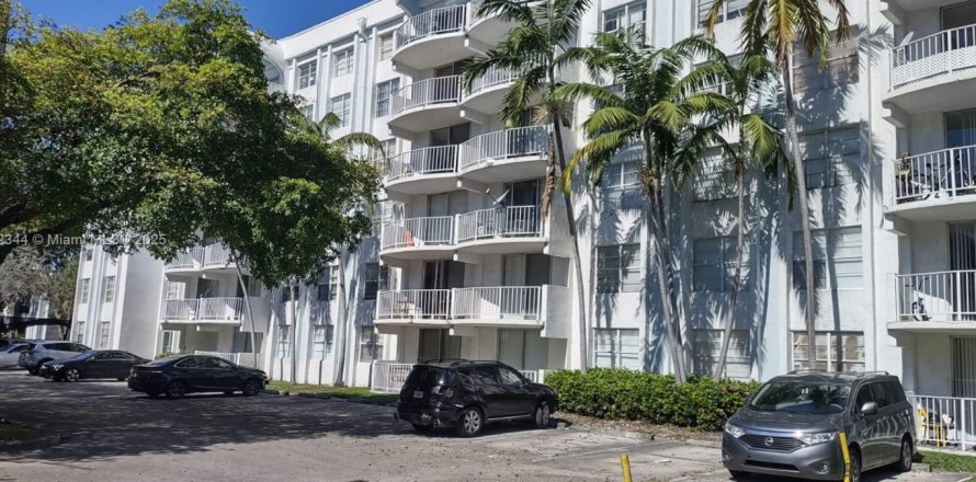 Кондоминиум с 1 спальней в Майами, Флорида № 1957826