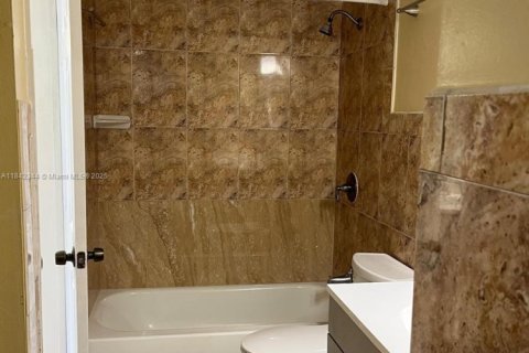 Снять в аренду кондоминиум в Майами, Флорида 1 спальня, 76.74м2, № 1957826 - фото 11