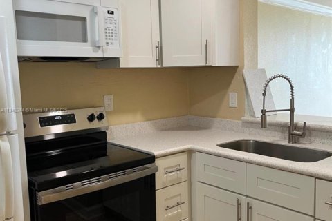 Снять в аренду кондоминиум в Майами, Флорида 1 спальня, 76.74м2, № 1957826 - фото 4