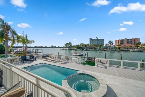House in Clearwater, Florida 4 bedrooms, 459.31 sq.m. № 2121234 - photo 4
