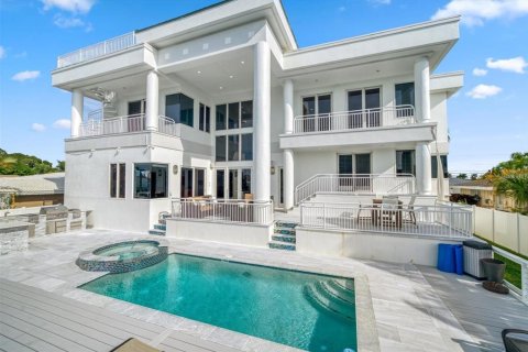 House in Clearwater, Florida 4 bedrooms, 459.31 sq.m. № 2121234 - photo 23