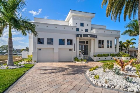 House in Clearwater, Florida 4 bedrooms, 459.31 sq.m. № 2121234 - photo 2