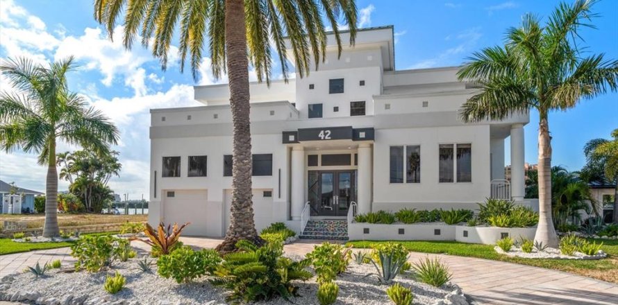 House in Clearwater, Florida 4 bedrooms, 459.31 sq.m. № 2121234