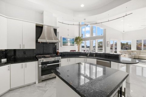 House in Clearwater, Florida 4 bedrooms, 459.31 sq.m. № 2121234 - photo 14