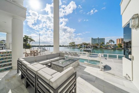 House in Clearwater, Florida 4 bedrooms, 459.31 sq.m. № 2121234 - photo 3