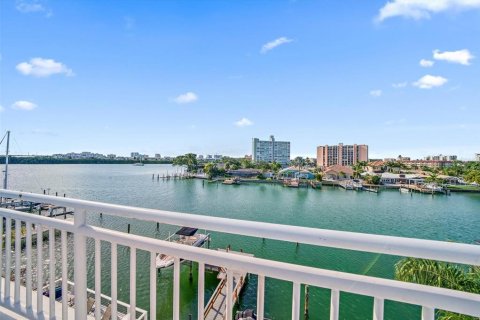 House in Clearwater, Florida 4 bedrooms, 459.31 sq.m. № 2121234 - photo 30