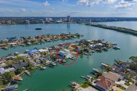 House in Clearwater, Florida 4 bedrooms, 459.31 sq.m. № 2121234 - photo 25