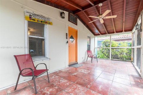 Propiedad comercial en venta en Miami, Florida, 214.79 m2 № 2439826 - foto 1