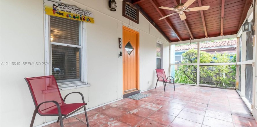 Propiedad comercial en Miami, Florida 214.79 m2 № 2439826