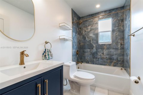 Propiedad comercial en venta en Miami, Florida, 214.79 m2 № 2439826 - foto 6