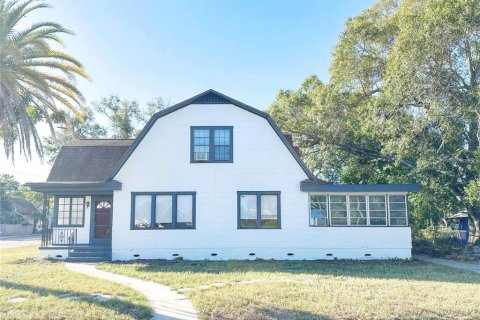 House in Saint Petersburg, Florida 4 bedrooms, 168.15 sq.m. № 1609977 - photo 1