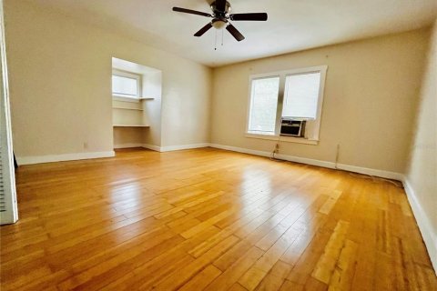 House in Saint Petersburg, Florida 4 bedrooms, 168.15 sq.m. № 1609977 - photo 30