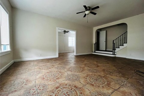 House in Saint Petersburg, Florida 4 bedrooms, 168.15 sq.m. № 1609977 - photo 4