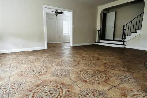 House in Saint Petersburg, Florida 4 bedrooms, 168.15 sq.m. № 1609977 - photo 5