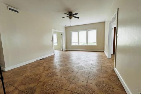 House in Saint Petersburg, Florida 4 bedrooms, 168.15 sq.m. № 1609977 - photo 6
