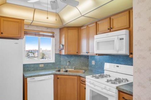 Condo in Gulfport, Florida, 2 bedrooms  № 1652584 - photo 12