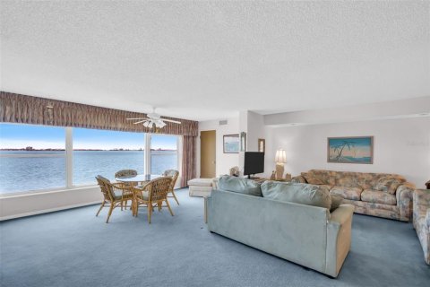 Condo in Gulfport, Florida, 2 bedrooms  № 1652584 - photo 3