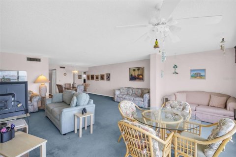 Condo in Gulfport, Florida, 2 bedrooms  № 1652584 - photo 11