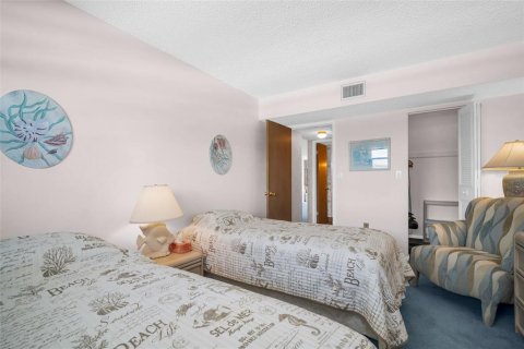 Condo in Gulfport, Florida, 2 bedrooms  № 1652584 - photo 24
