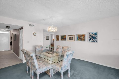 Condo in Gulfport, Florida, 2 bedrooms  № 1652584 - photo 4