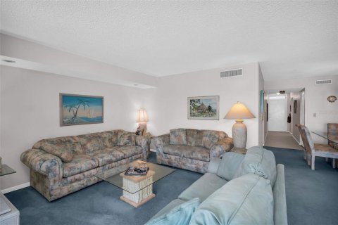 Condo in Gulfport, Florida, 2 bedrooms  № 1652584 - photo 8