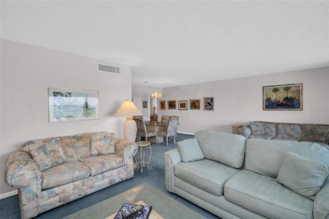 Condo in Gulfport, Florida, 2 bedrooms  № 1652584 - photo 9