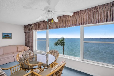 Condo in Gulfport, Florida, 2 bedrooms  № 1652584 - photo 6