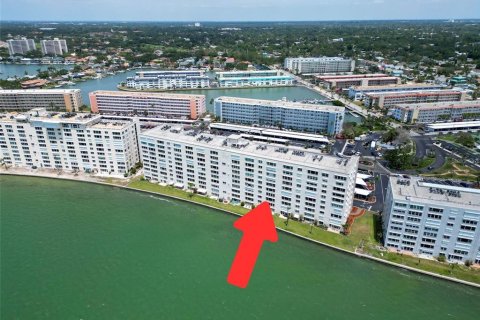 Condo in Gulfport, Florida, 2 bedrooms  № 1652584 - photo 1