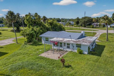 House in Fort Myers, Florida 3 bedrooms, 142.51 sq.m. № 1996569