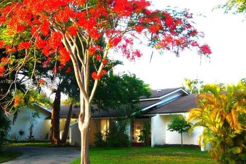 House in Palmetto Bay, Florida 4 bedrooms, 263.29 sq.m. № 2082845