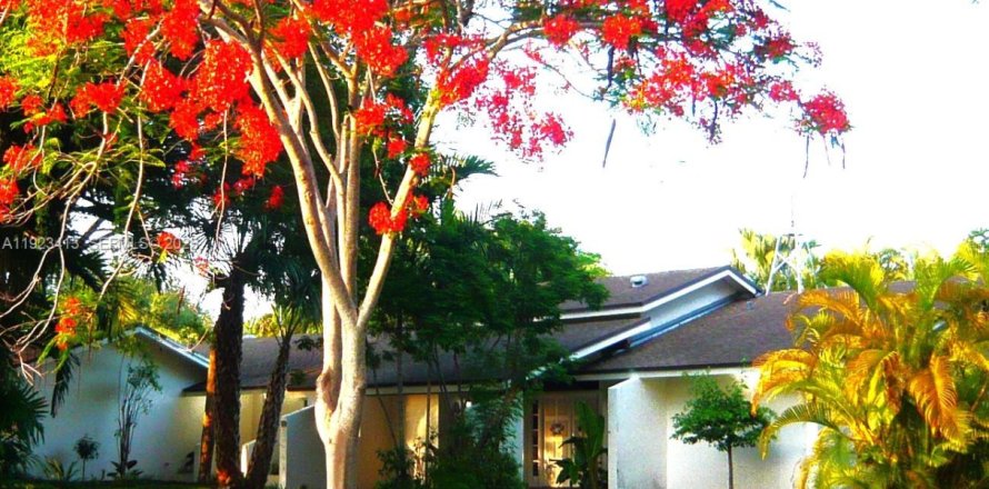 House in Palmetto Bay, Florida 4 bedrooms, 263.29 sq.m. № 2082845