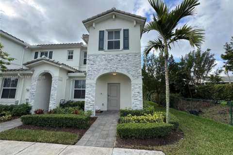 House in Homestead, Florida 3 bedrooms, 129.41 sq.m. № 2044403