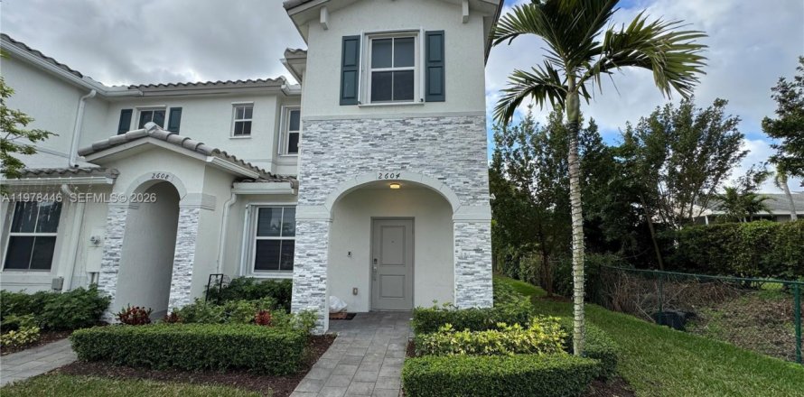 House in Homestead, Florida 3 bedrooms, 129.41 sq.m. № 2044403