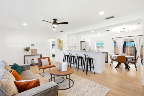 Купить виллу или дом в Клируотер, Флорида 8 комнат, 118.45м2, № 2149703 - фото 5