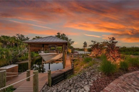 House in Punta Gorda, Florida 3 bedrooms, 306.58 sq.m. № 2105127 - photo 6