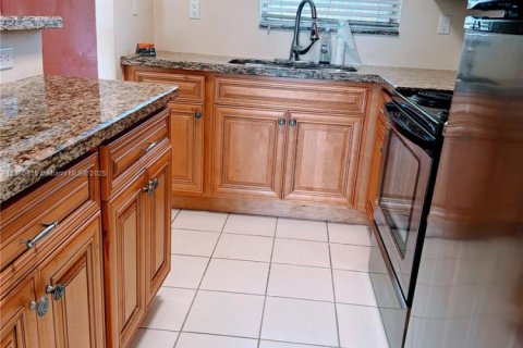 Снять в аренду кондоминиум в Санрайз, Флорида 2 спальни, 78.97м2, № 1941544 - фото 2