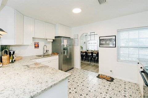 Villa ou maison à louer à Tampa, Floride: 5 chambres, 163.42 m2 № 2408268 - photo 16