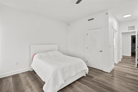 Condo in Saint Petersburg, Florida, 2 bedrooms  № 1565406 - photo 10