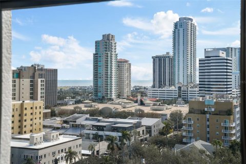 Condo in Saint Petersburg, Florida, 2 bedrooms  № 1565406 - photo 24
