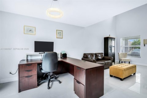 Купить виллу или дом в Катлер-Бей, Флорида 4 спальни, 182.74м2, № 2056262 - фото 16