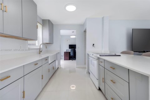 Купить виллу или дом в Катлер-Бей, Флорида 4 спальни, 182.74м2, № 2056262 - фото 13