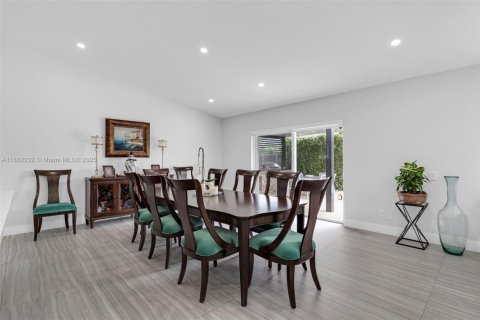 House in Miami, Florida 3 bedrooms, 188.41 sq.m. № 1929442 - photo 19