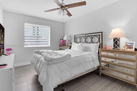 House in Miami, Florida 3 bedrooms, 188.41 sq.m. № 1929442 - photo 26