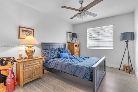 House in Miami, Florida 3 bedrooms, 188.41 sq.m. № 1929442 - photo 28