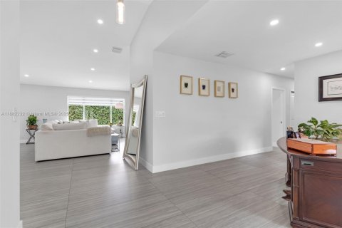 House in Miami, Florida 3 bedrooms, 188.41 sq.m. № 1929442 - photo 4